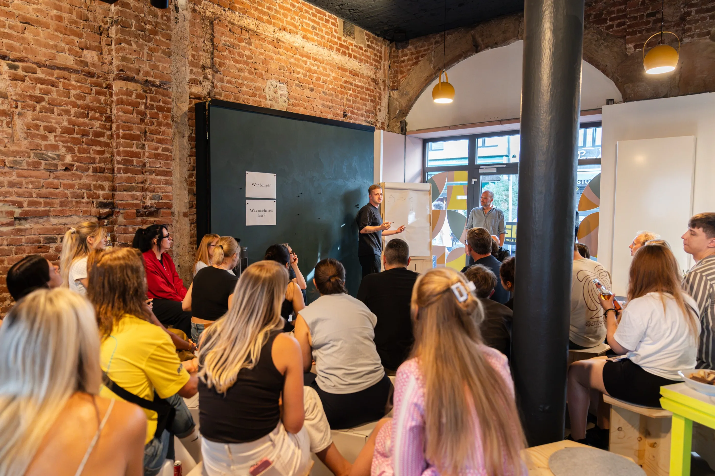 Workshop von MoreFuture: Vortrag am Flipchart vor rund zwanzig Teilnehmenden